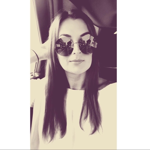 ๐ฆ Meet your Posher! - Picture 2 of 4