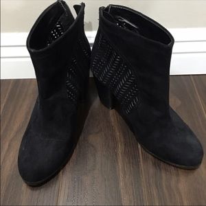 Q ankle boots