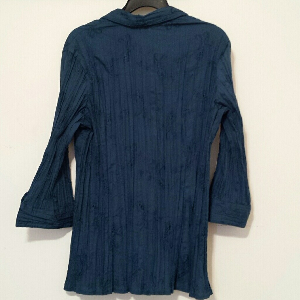 Button Up Top - Picture 6 of 6