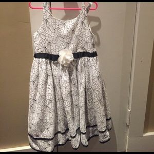 Girls dress black and white size 6