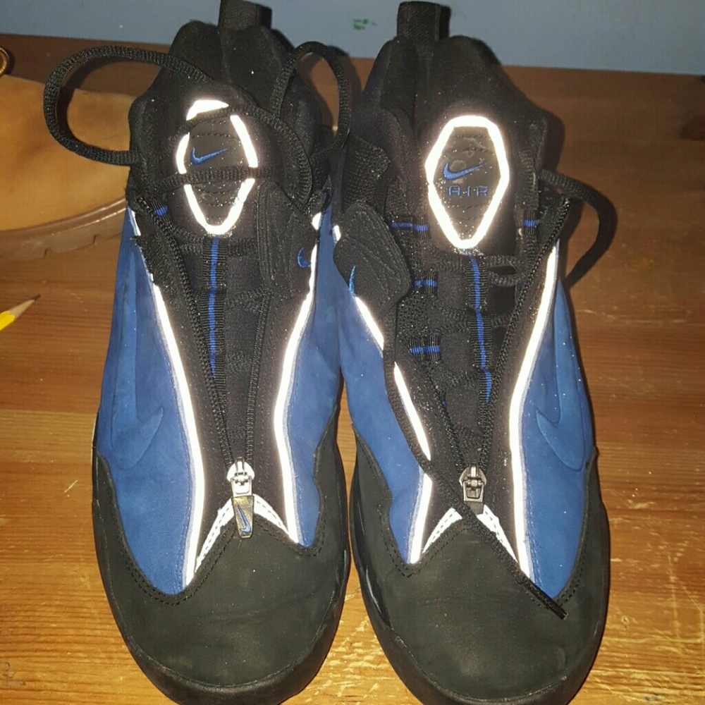 VINTAGE BLUE NIKE SHOE
