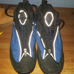 VINTAGE BLUE NIKE SHOE