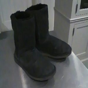 Black short Uggs