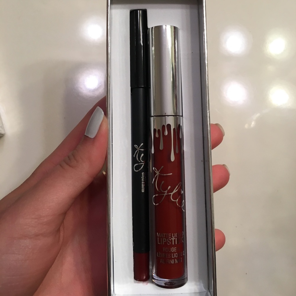 ⚡️SOLD⚡️Holiday Edition KYLIE lipkit!
