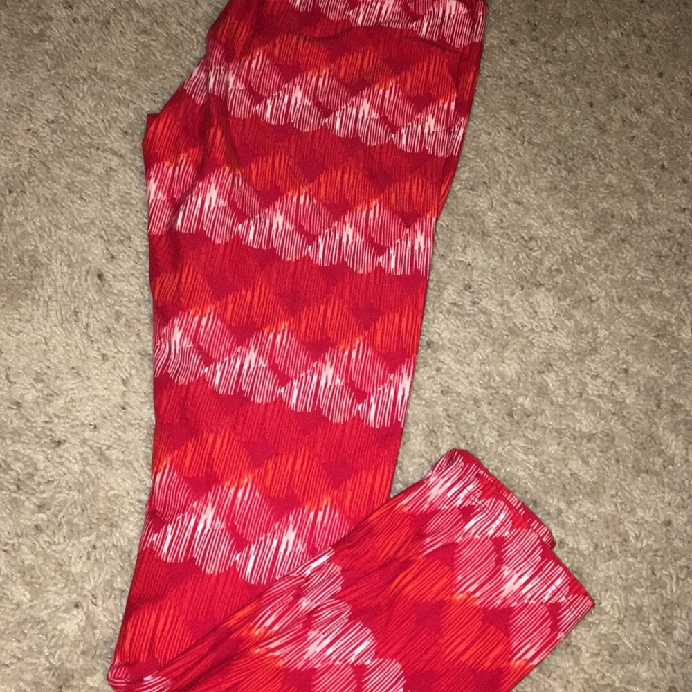 Hearts NWOT Lularoe Leggings OS