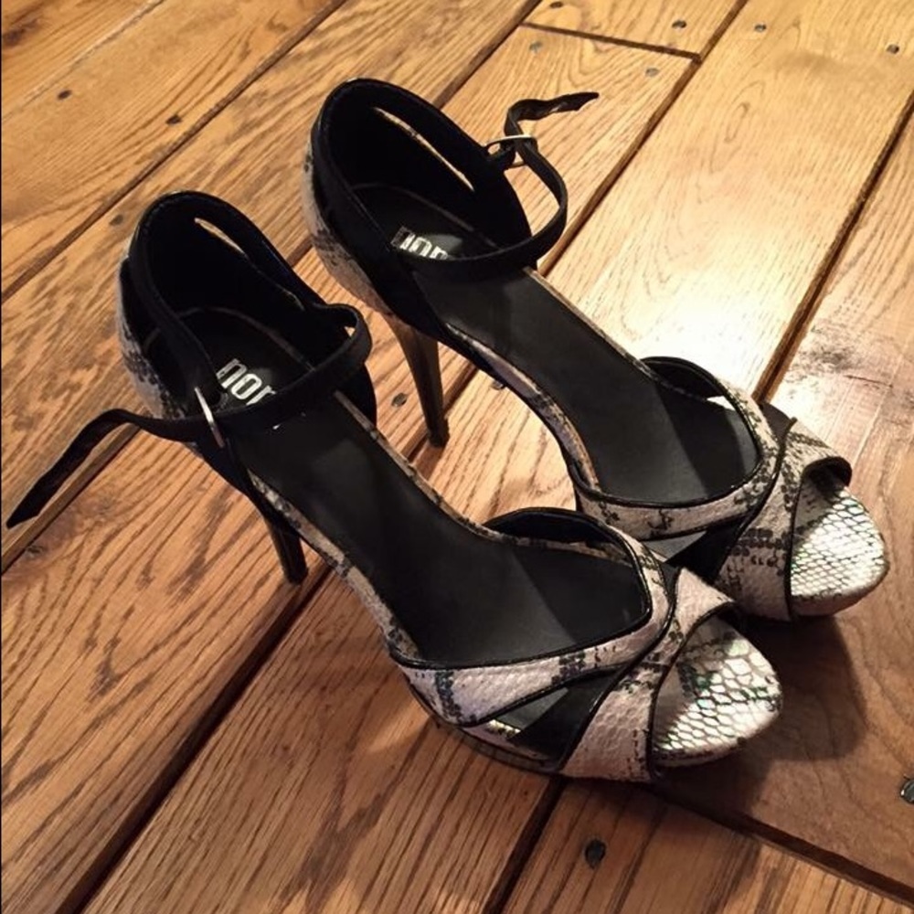 SOLD- EUC! White & Black Metallic Heels!