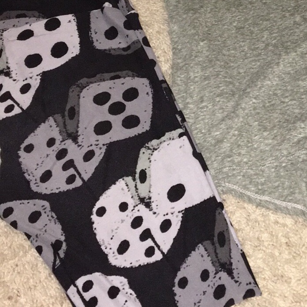 Os Lularoe leggings (fuzzy dice)