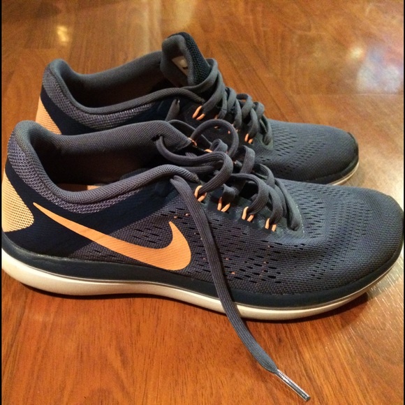 Size 7.5 Nike Flex 2016 Run--like new - Picture 2 of 4