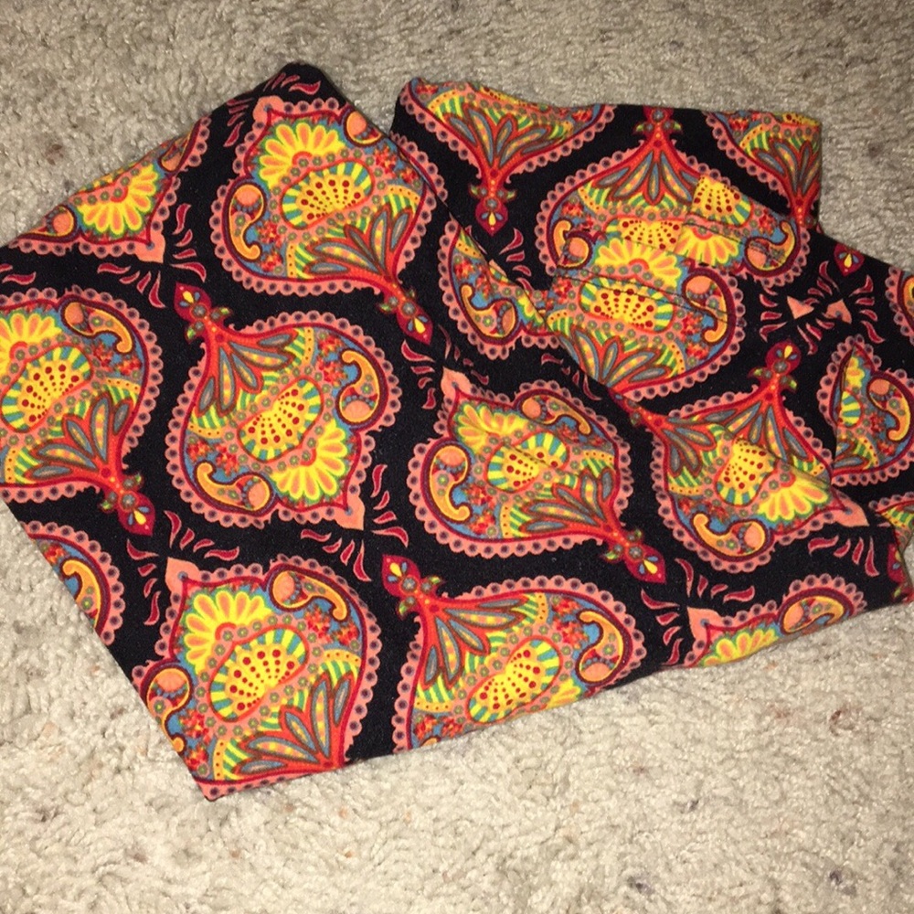 OS Lularoe leggings (pin holes)