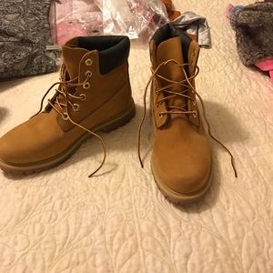 Timberland woman's boots. (NEVER WORN)