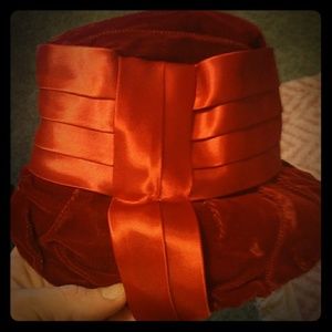 Vintage 1940's Velvet w/ satin ribbon cloche