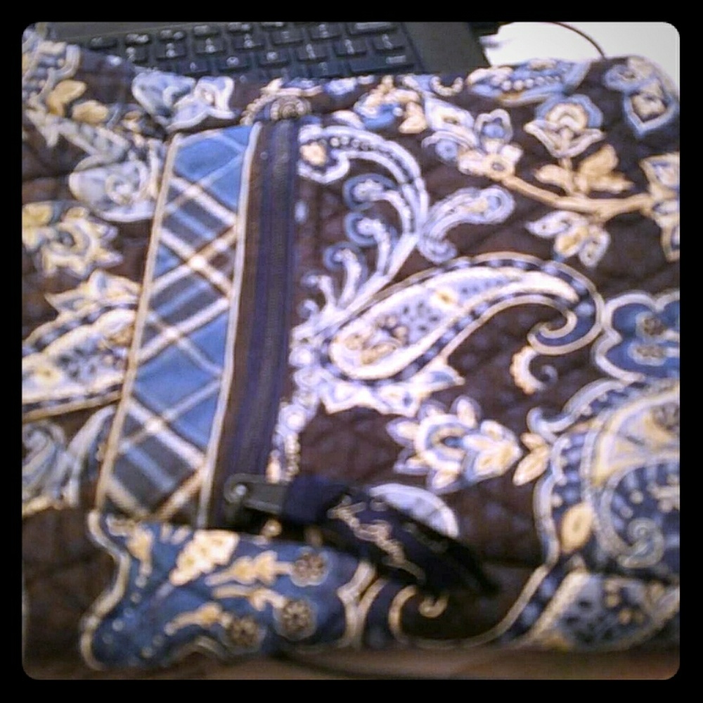 Very nice crossover bag. Vera Bradley