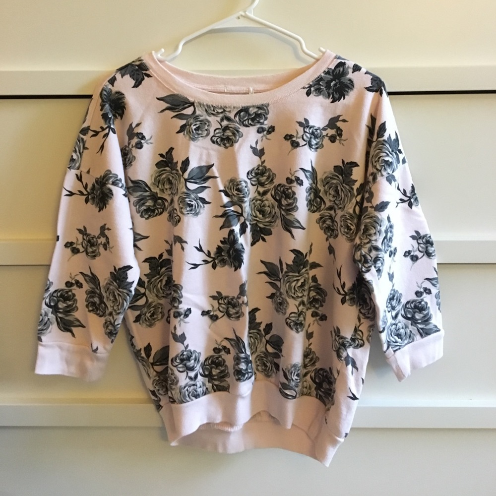 Oversized floral sweater with 3/4 length sleeves