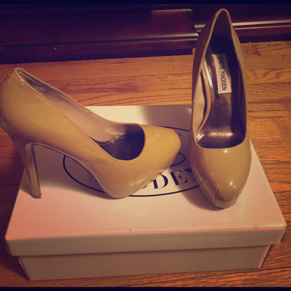 Nude patent leather pumps