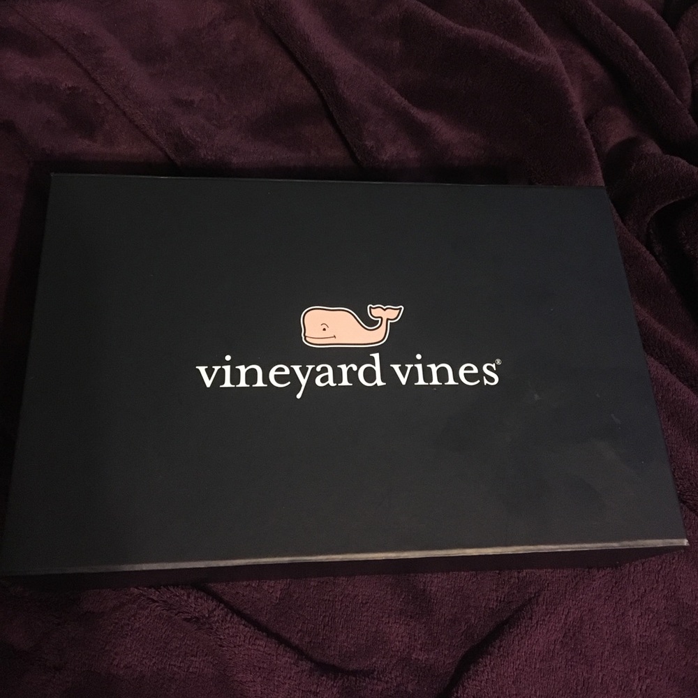 Selling a Vineyard Vine gift box