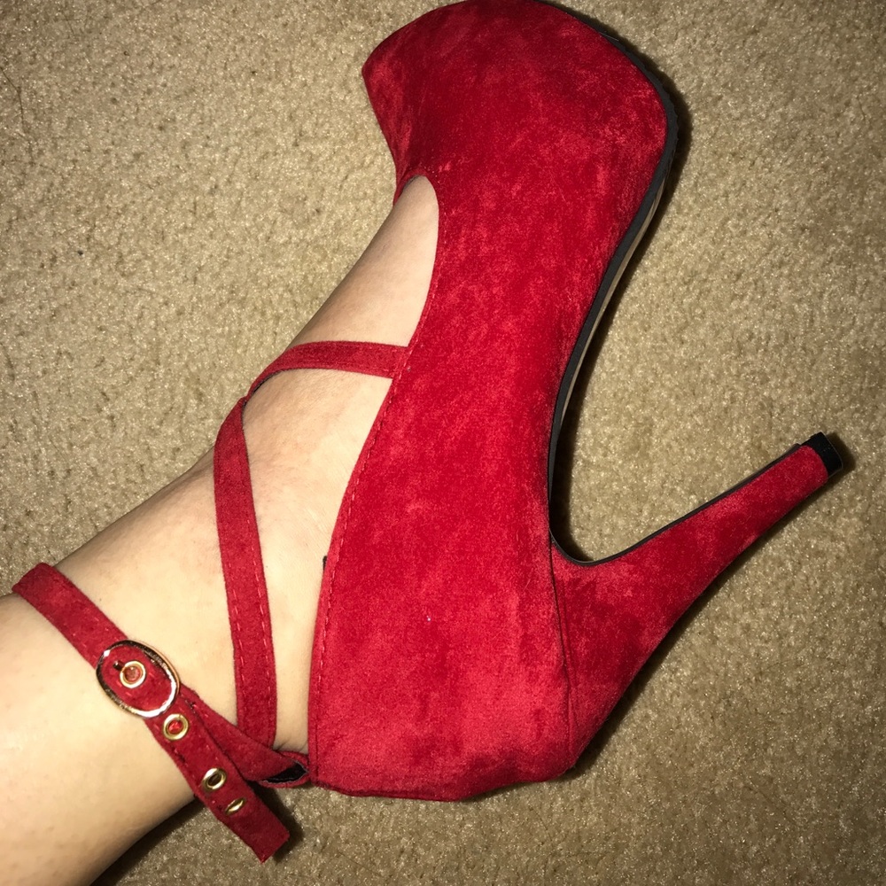 Velvet red pump