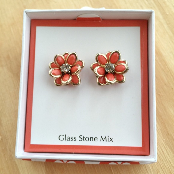 Jewelry - New coral and gold glass stone flower earrings