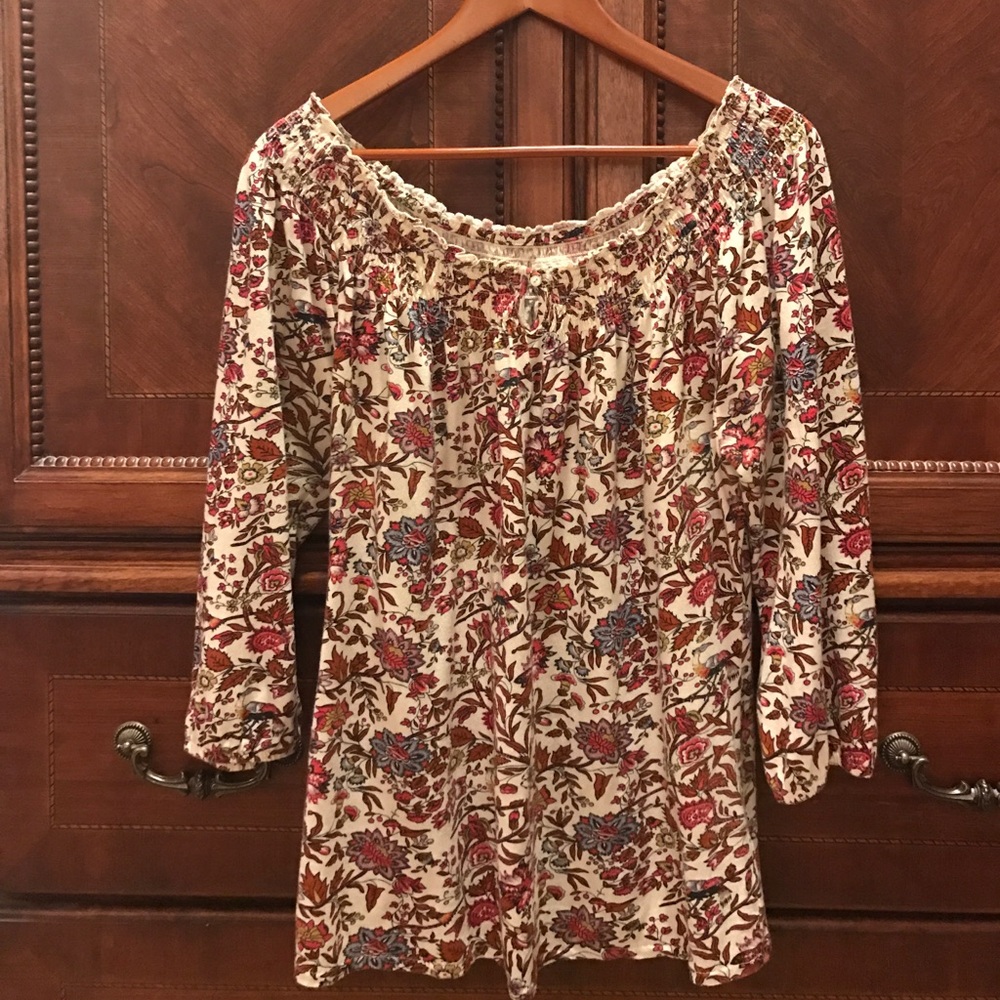 Super cute Lucky Brand print peasant style top.