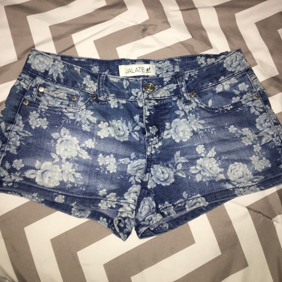 Flower jean shorts - Picture 2 of 4
