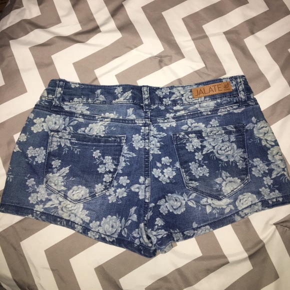 Flower jean shorts - Picture 3 of 4