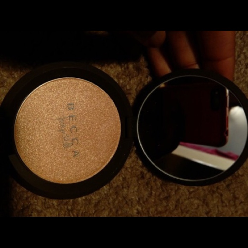 BECCA champagne pop highlighter
