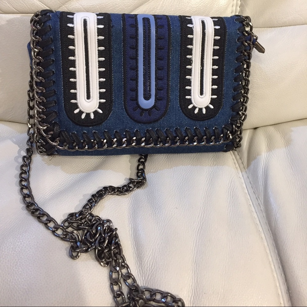 Cross body chain bag