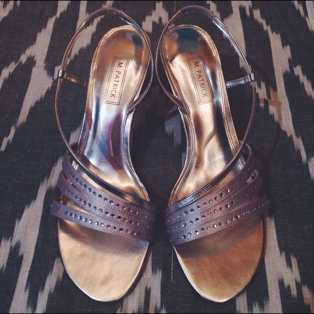 short silver heels 👠