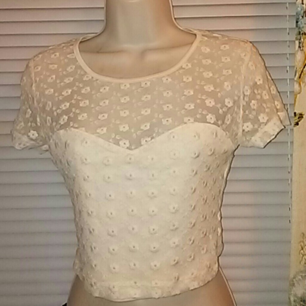 🔆 Sale! 🔆Cream white crop top lace flowers  sz M
