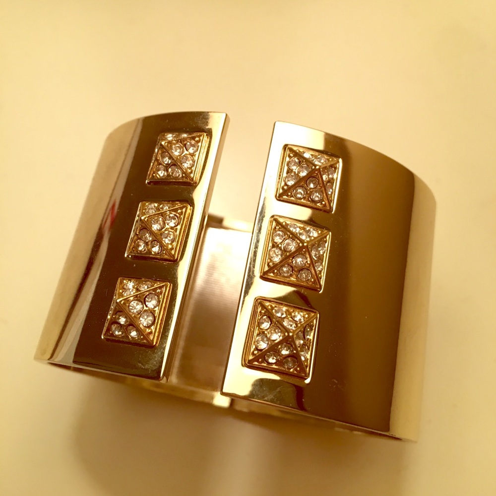 Metal bracelet from VS
