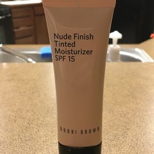 Bobbi Brown Nude Finish Tinted Moisturizer