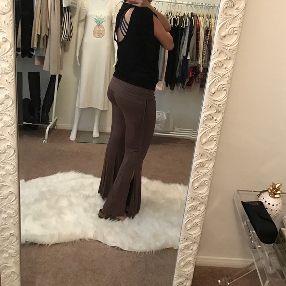 Black T- Back Flowy Blouse - Picture 8 of 8