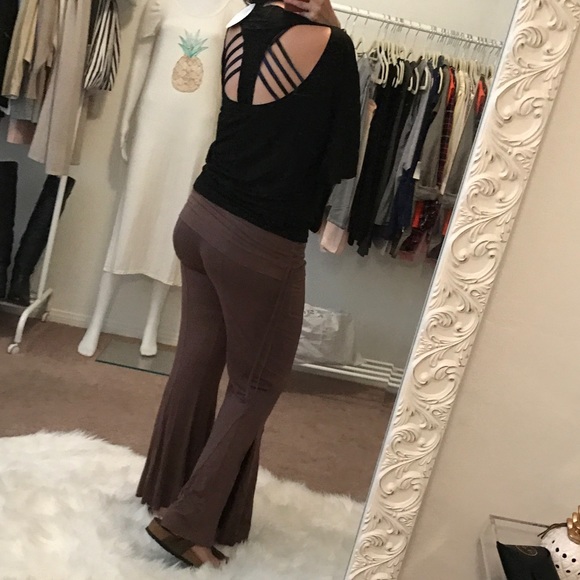 Black T- Back Flowy Blouse - Picture 4 of 8