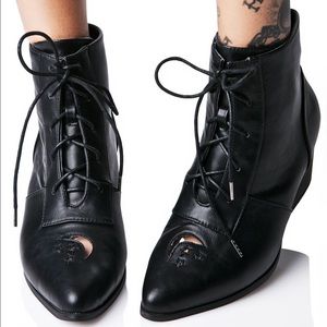 YRU Aura Boot in black size 7
