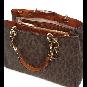 💕1 day sale!! Michael Kors Cynthia Monogramed 💕