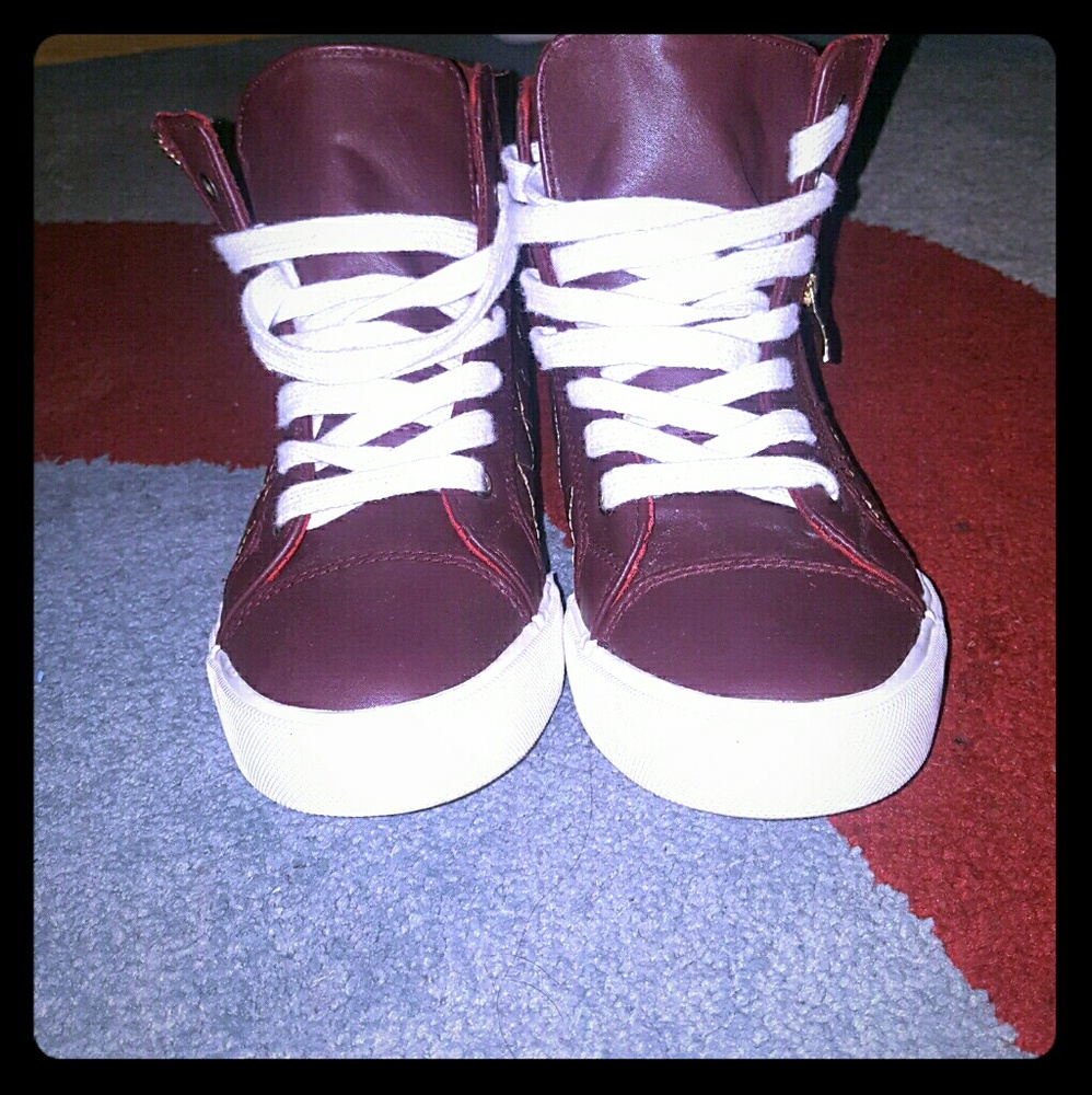 BNWOT, NEVER WORN JUST FAB SNEAKERS