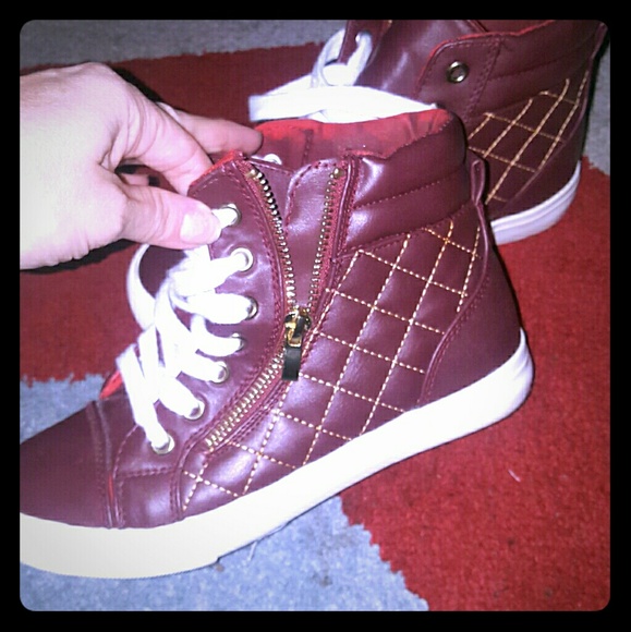 BNWOT, NEVER WORN JUST FAB SNEAKERS - Picture 3 of 4