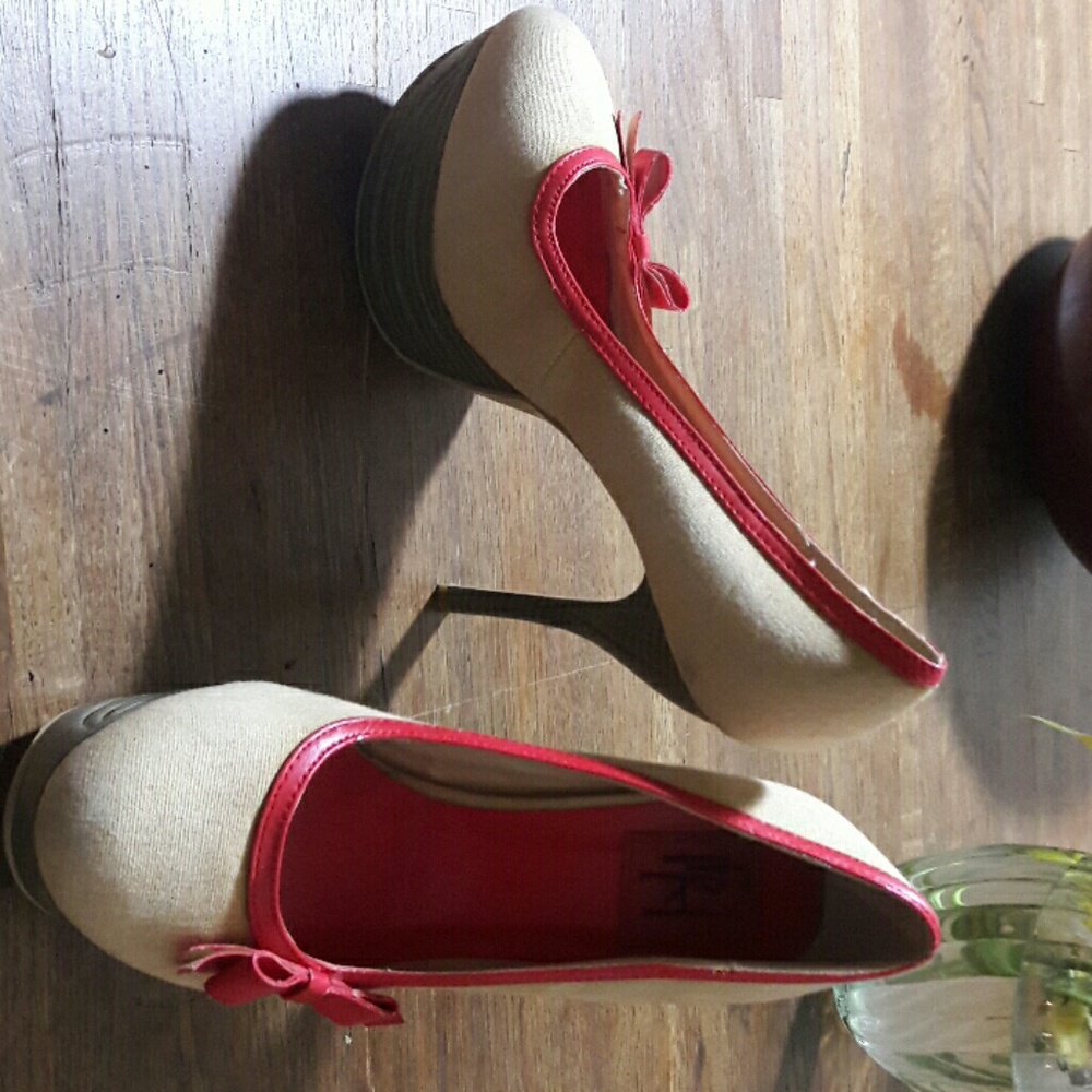 Pinup style creme heels with pink accent