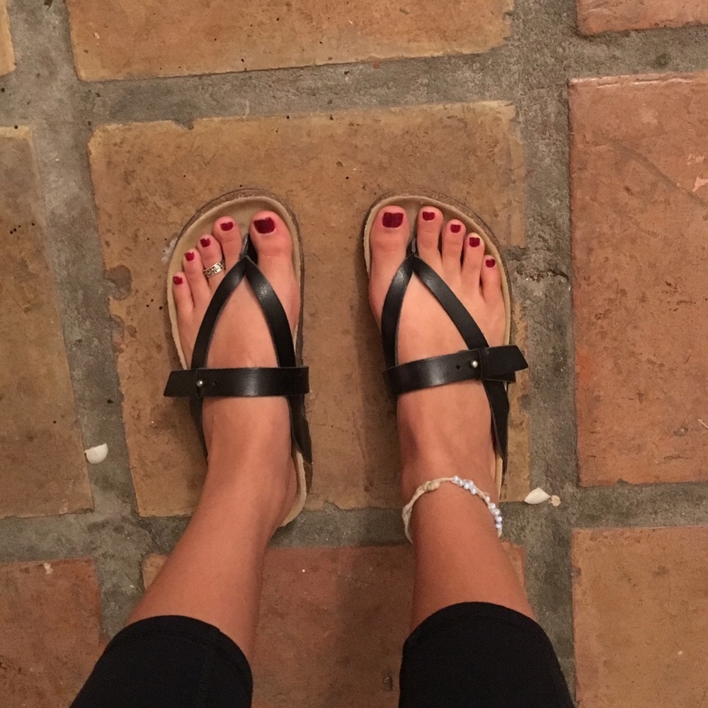 🚨SOLD ON MERC🚨Black American Eagle sandals