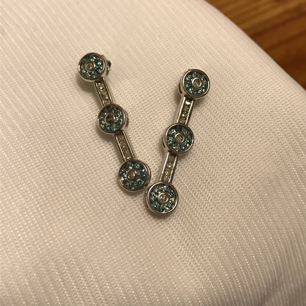 💙💙💙Amazing blue/white diamond earrings!💙💙💙