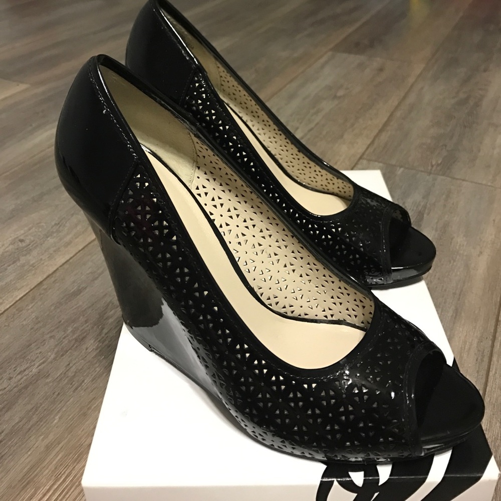 NIB Nine West black patent Faunar wedges.