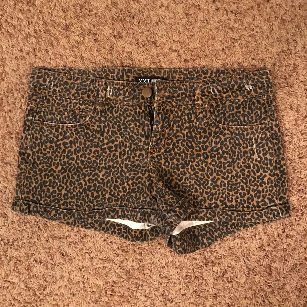 Leopard print mid length short.