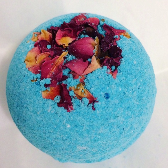 Aqua Oasis Bath and Body Other - *SALE* 💙🌹Daydream Bath Bomb🌹💙