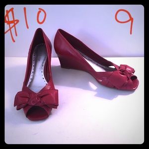 BCBG red bow wedge