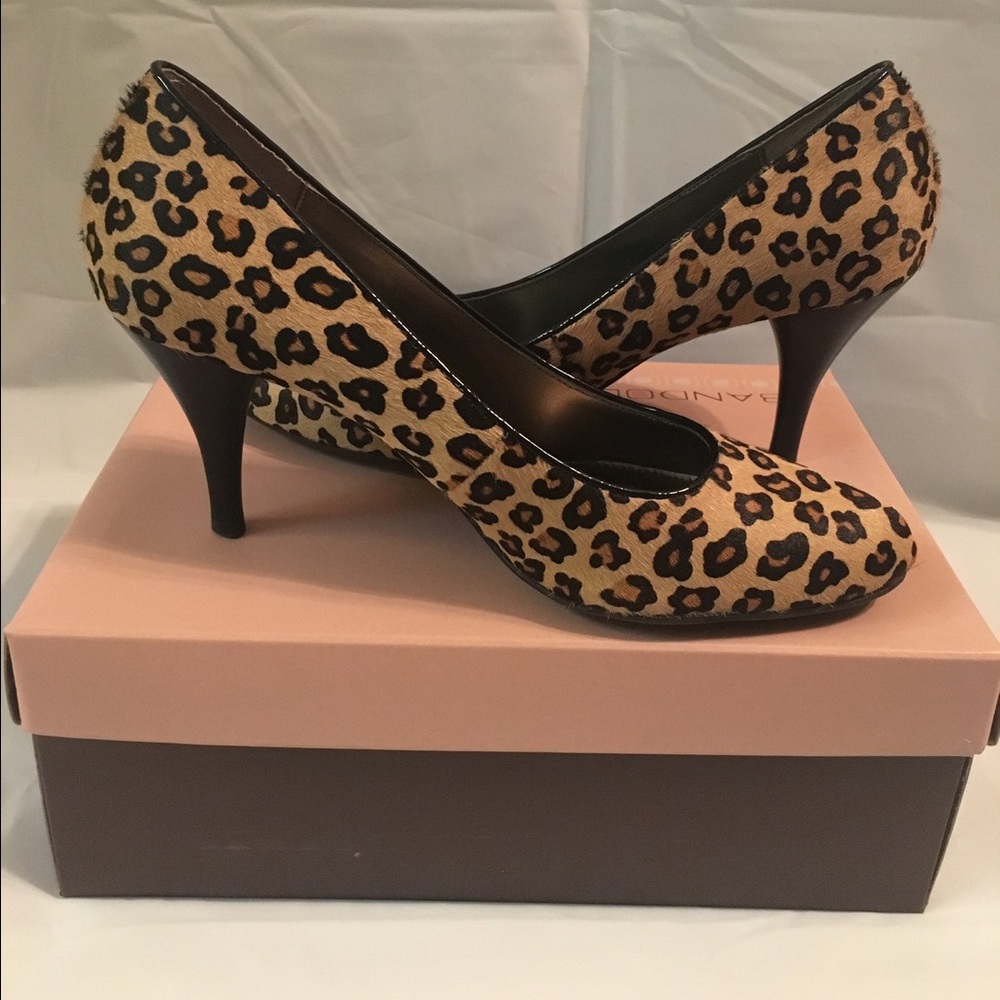 Leopard print pumps
