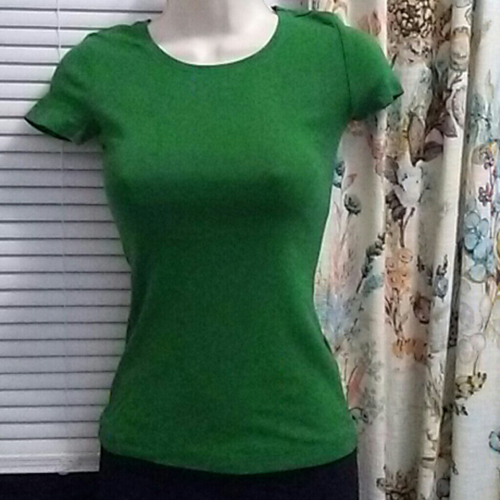 🌞 Sale! 🌞Green crew neck top