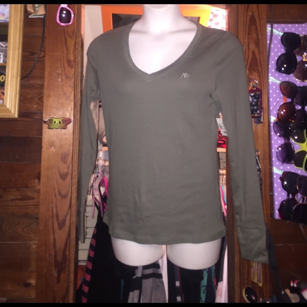 NWT Aeropostale v neck