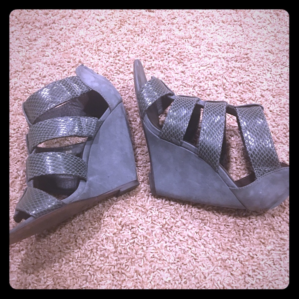 Elizabeth and James heel - Picture 4 of 5