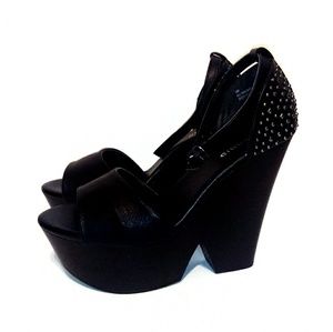 NWOT Torrid wide width studded platform heels.