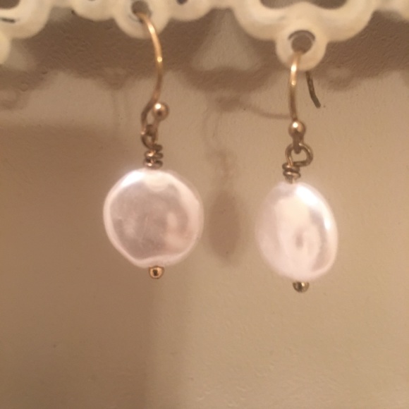 Pearl earrings. - Picture 1 of 2
