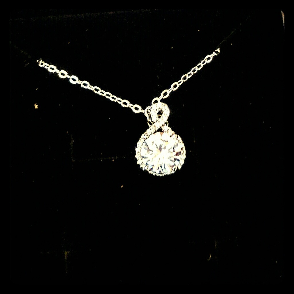 NEW WITHOUT TAGS CUBIC ZIRCONIA PENDANT
